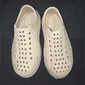 Shooshoos Cream Water Shoes with Perforated Design Size 9